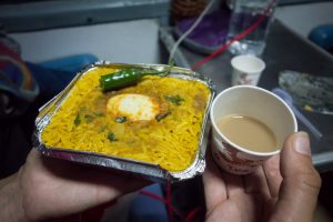 Repas dans un train en Inde
