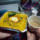 Repas dans un train en Inde