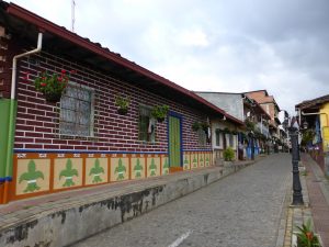 Maisons de Guatape et leur bas reliefs personalisés